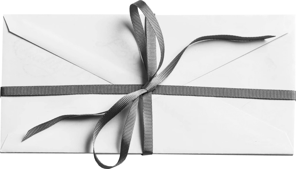 Sobre envuelto con cinta y lazo, parecido a una carta o regalo envuelto.