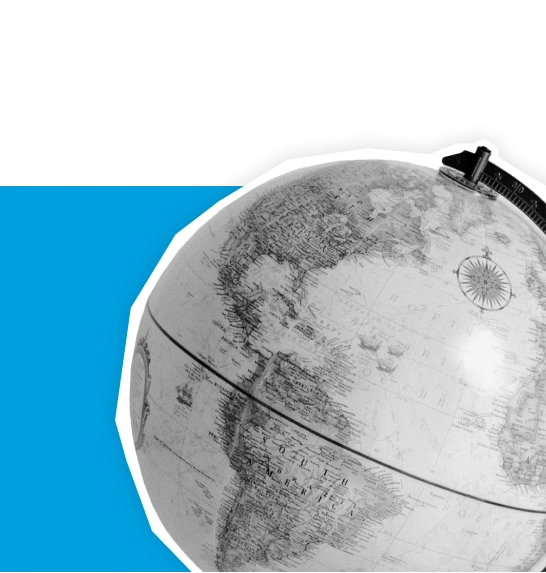 Primer plano de globo de escritorio mostrando mapa mundial con fondo azul